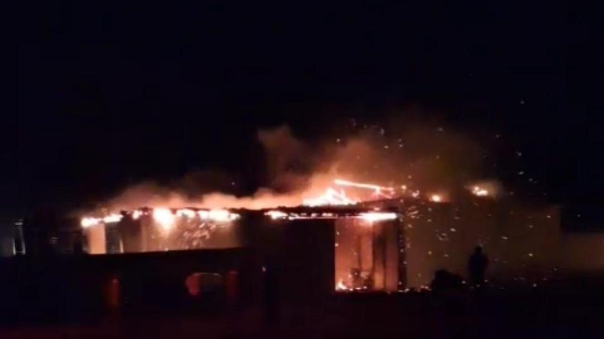 Kırşehir'de bir evin garajında yangın: 2 traktör ve tarım aletleri zarar gördü