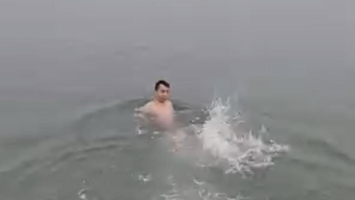 Soğuk havaya aldırmadan denize girip, yüzdü