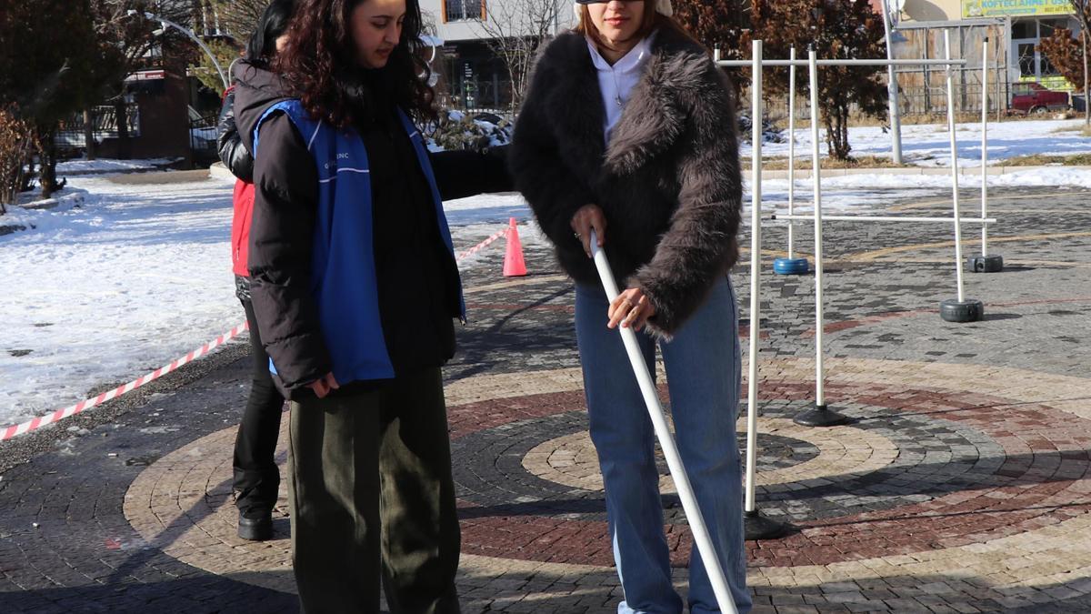 Oltu'da beyaz bastonla farkındalık