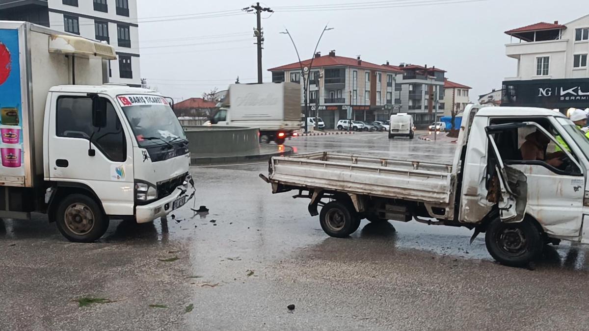 Kamyonetler kavşakta çarpıştı: 1 yaralı