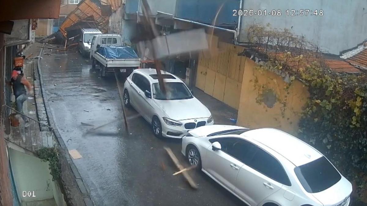 İstanbul - İstanbulda fırtınada çatıların uçtuğu anlar kamerada; ölümden koşarak kurtuldu