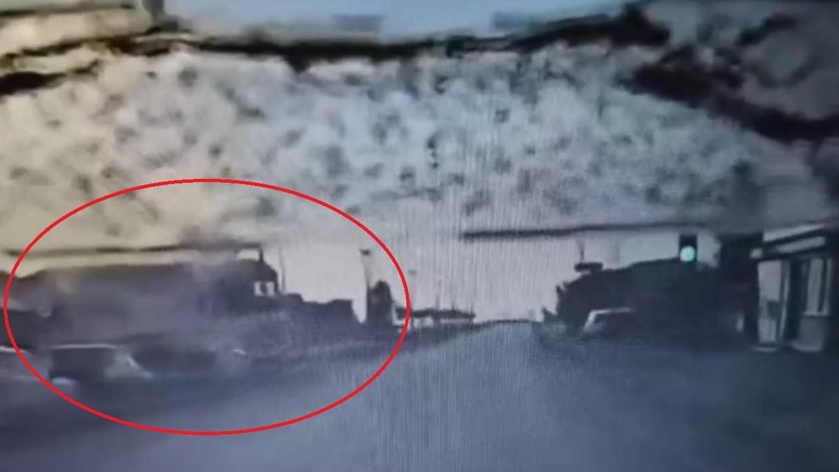 TIR'ın servis minibüsüne çarptığı kaza, araç içi kamerasında