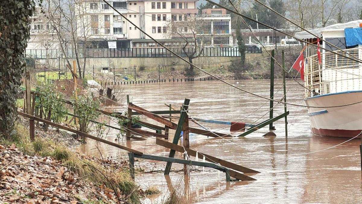 Eriyen kar ile sağanak birleşti; Bartın Irmağı taş…