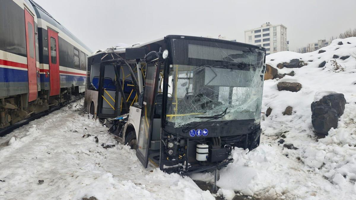 Yolcu treni, hemzemin geçitte belediye otobüsüne çarptı; 1 yaralı
