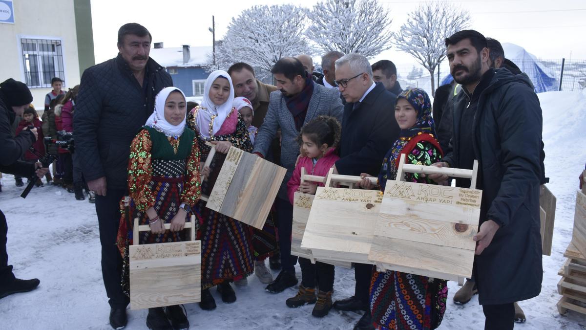 Karda poşetle kayan köy çocuklarına kızak hediyesi