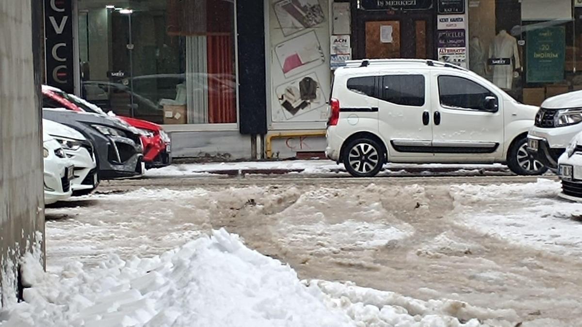 Bingöl'de kar nedeniyle eğitime yarım gün ara
