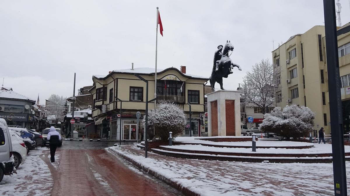 Tavşanlıda kar yağışı etkili oldu