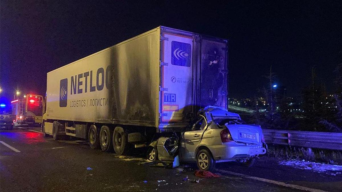 Ankara'da feci kaza: TIR'a ok gibi saplandı