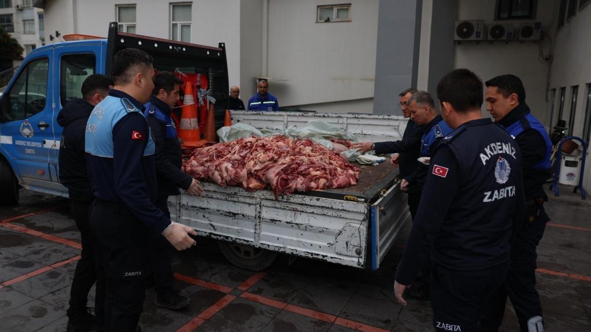 Mersinde kamyonette 500 kilo bozuk et ele geçirildi