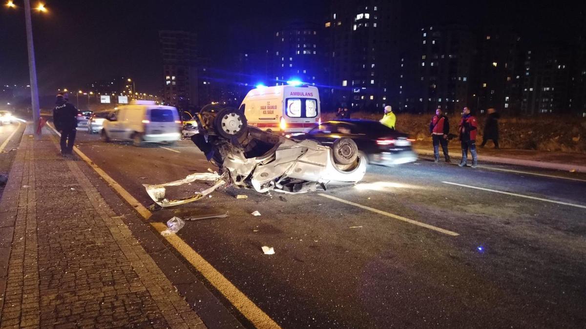 Takla atan otomobil, taksiyle çarpıştı; 3 yaralı