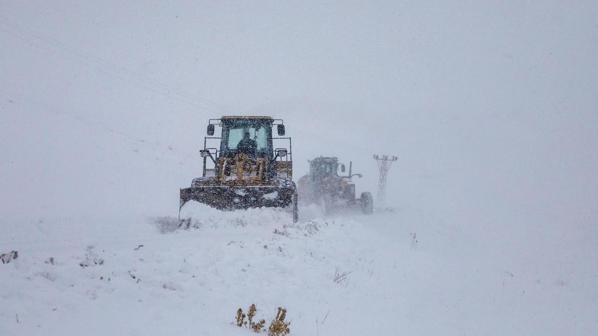 Van'da kar yağışı nedeniyle kapanan 278 yerleşim yerinin yolu açıldı