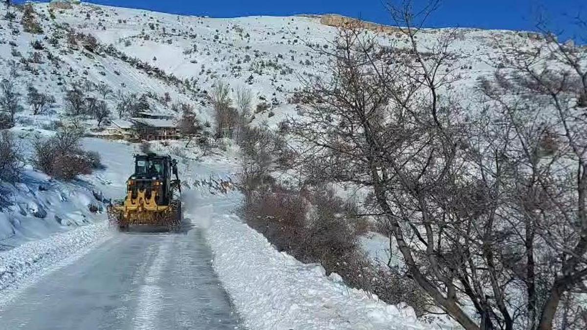 Elazığda 19 köy yolunda karla mücadele çalışmaları sürüyor