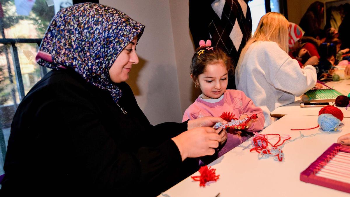 Bornova'da minik eller dokuma tezgahı başında