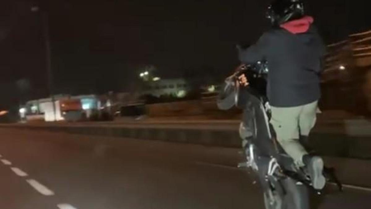 Trafikte tek teker üzerinde motosiklet kullandı; o anlar kamerada