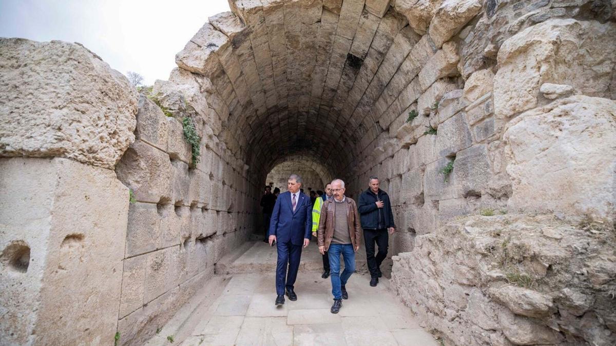 Smyrna Antik Tiyatrosu'nun daha erişilebilir hale gelmesi için yol açılacak