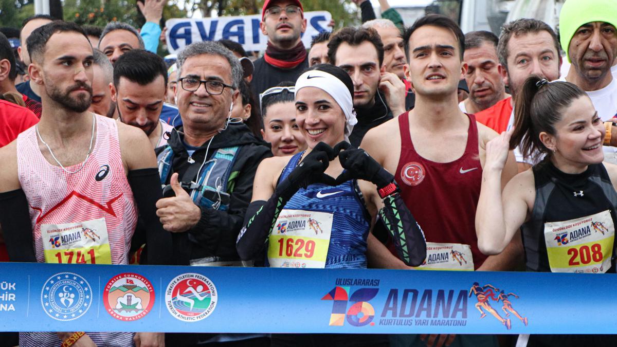 Sağanak altında 3 bin kişi Kurtuluş Yarı Maratonunda koştu