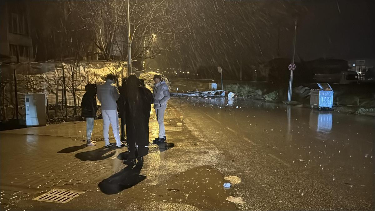 Kütahyada kuvvetli rüzgar nedeniye evin çatısı uçtu, ağaçlar devrildi