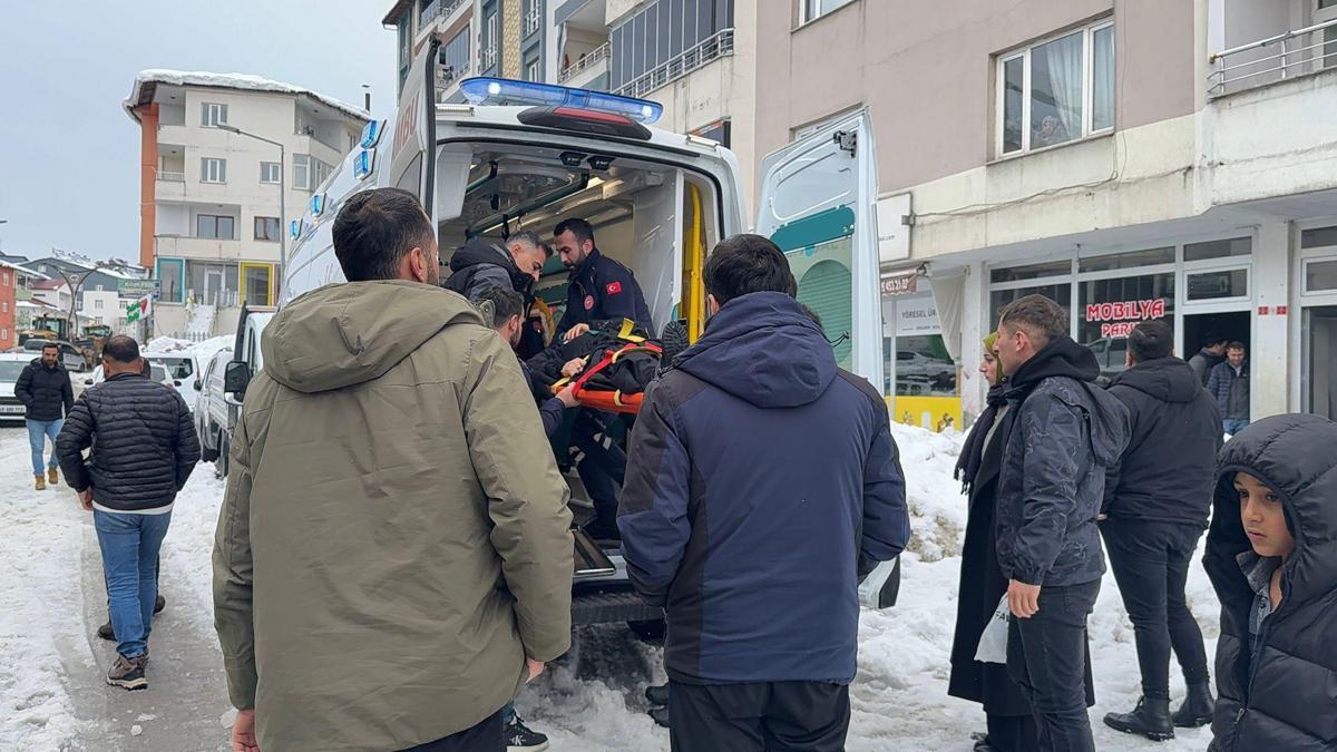 Çatıdan düşen kar kütlesi üzerine düştü: Yaralanan kadın hastanede! O anlar kameraya yansıdı...