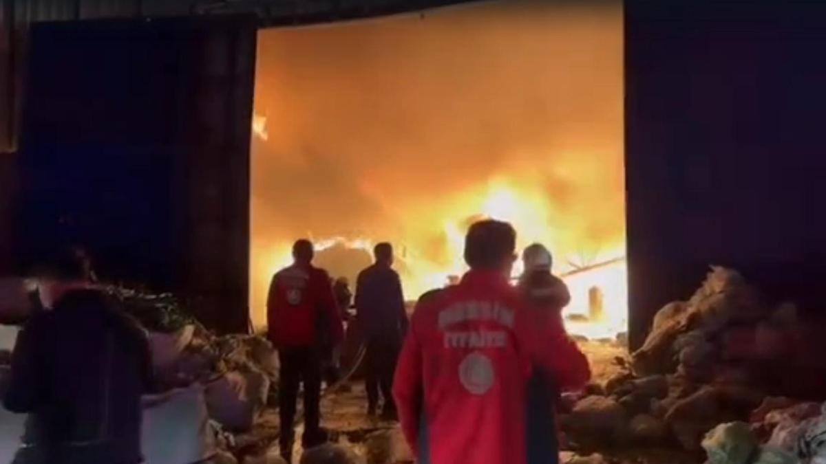 Mersin'de geri dönüşüm tesisinde yangın