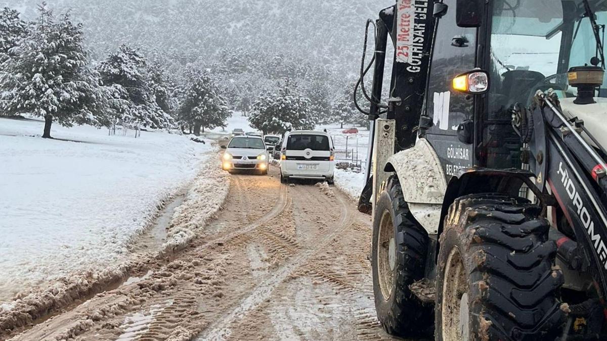 Karda mahsur kalanlar kurtarıldı