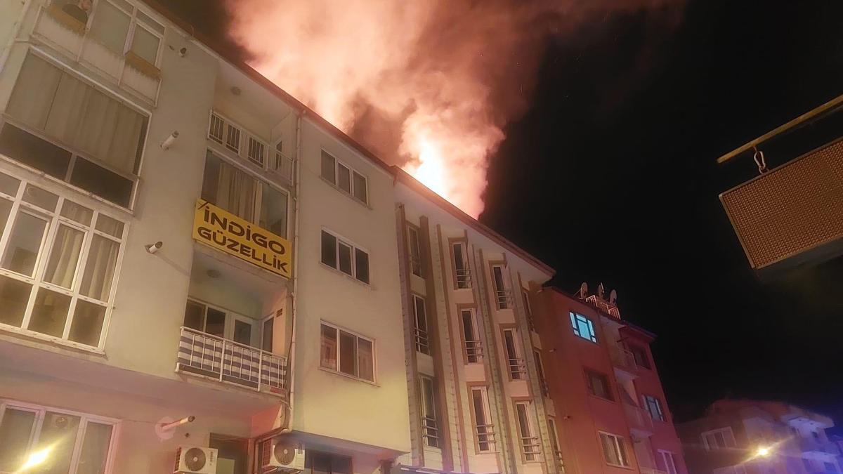 Binanın çatısı yandı