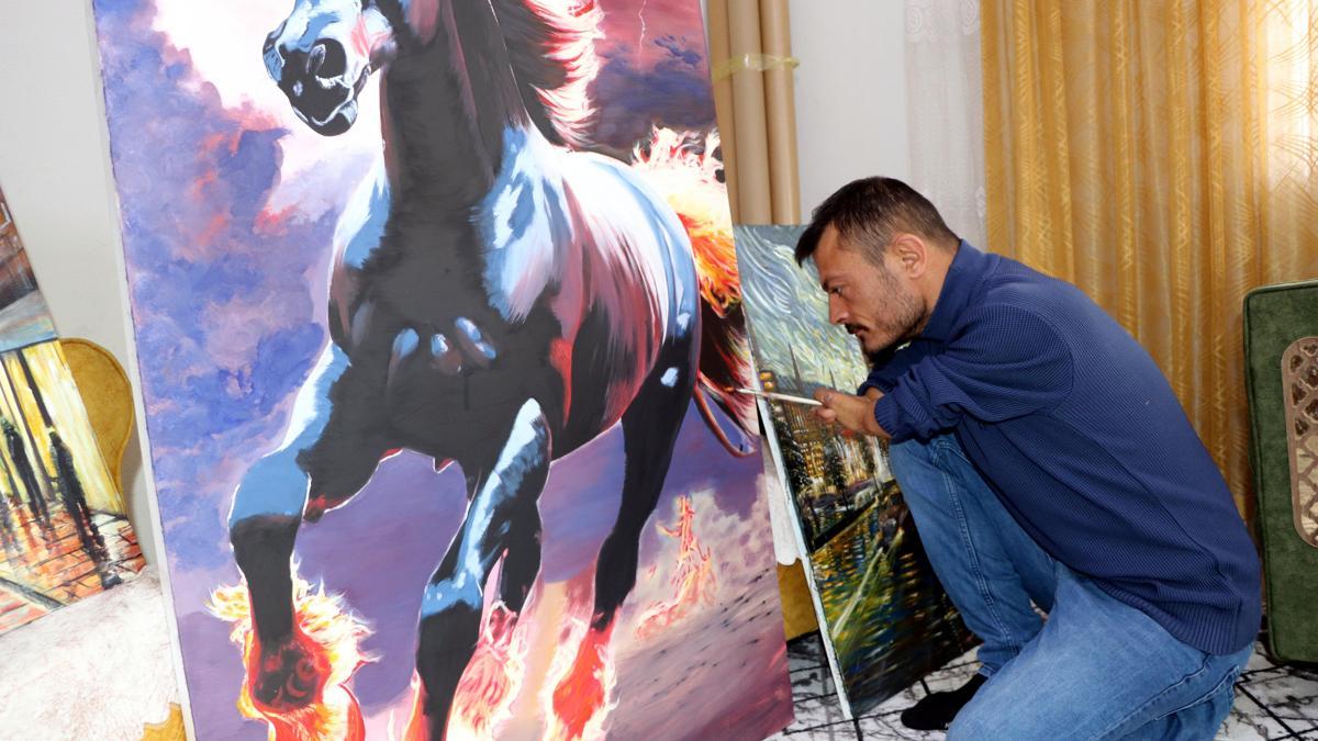 Dirsekleriyle çizdiği resimlerle hayata tutundu, siparişlere yetişemiyor