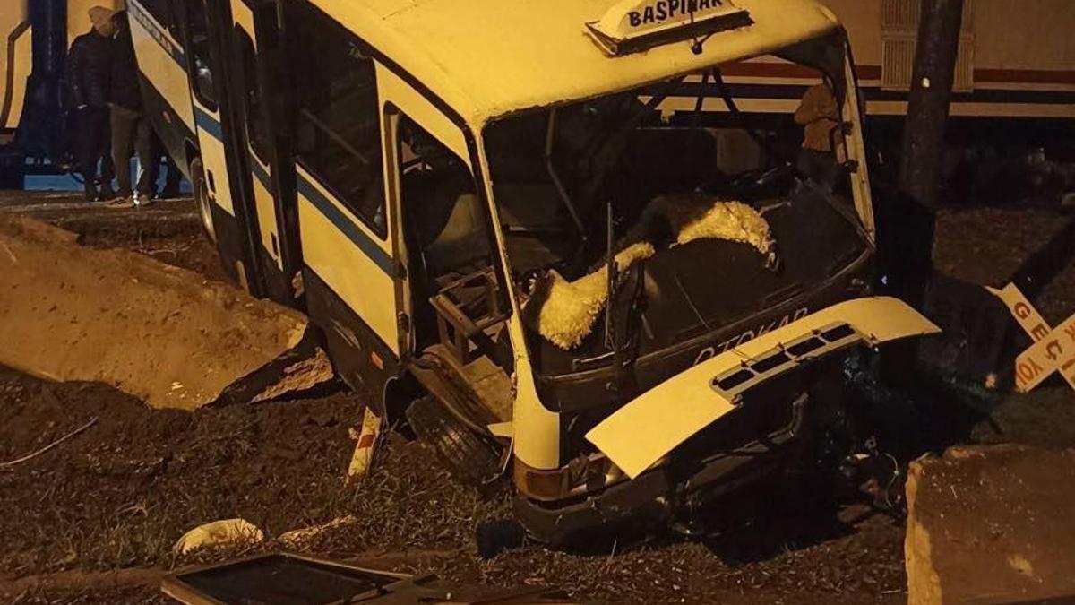 Tren, hemzemin geçitte minibüse çarptı; kaza kamerada