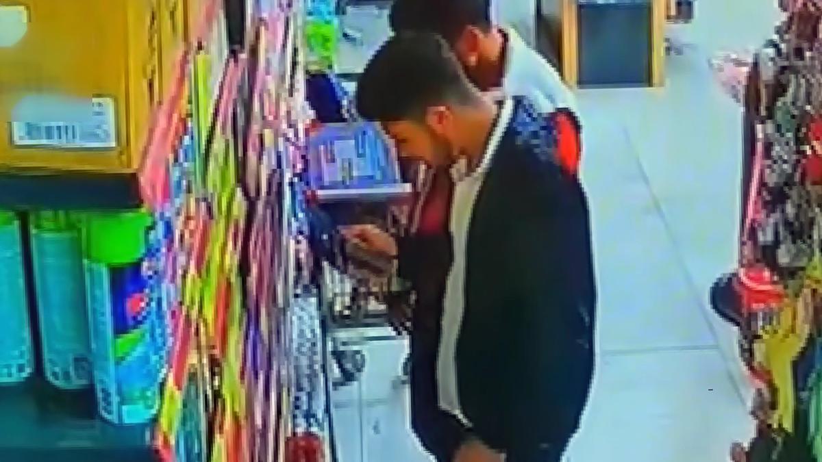 Markette koklayarak beğendikleri deodorantları çaldılar