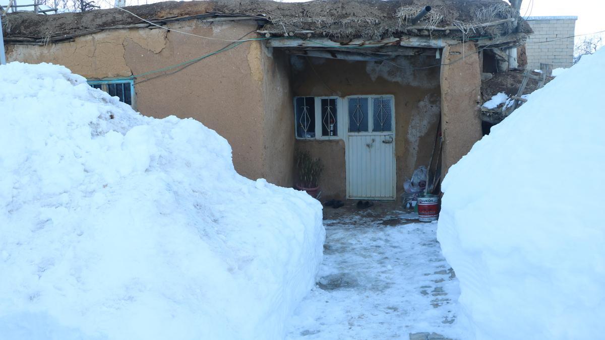 Tuvalet ve banyosu olmayan tek odalı evde yaşam mücadelesi veriyor