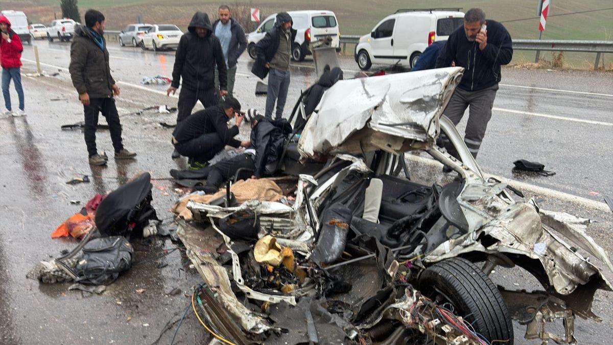 Adıyaman'da yolcu otobüsü ile otomobil çarpıştı; 3 ölü, 3 yaralı