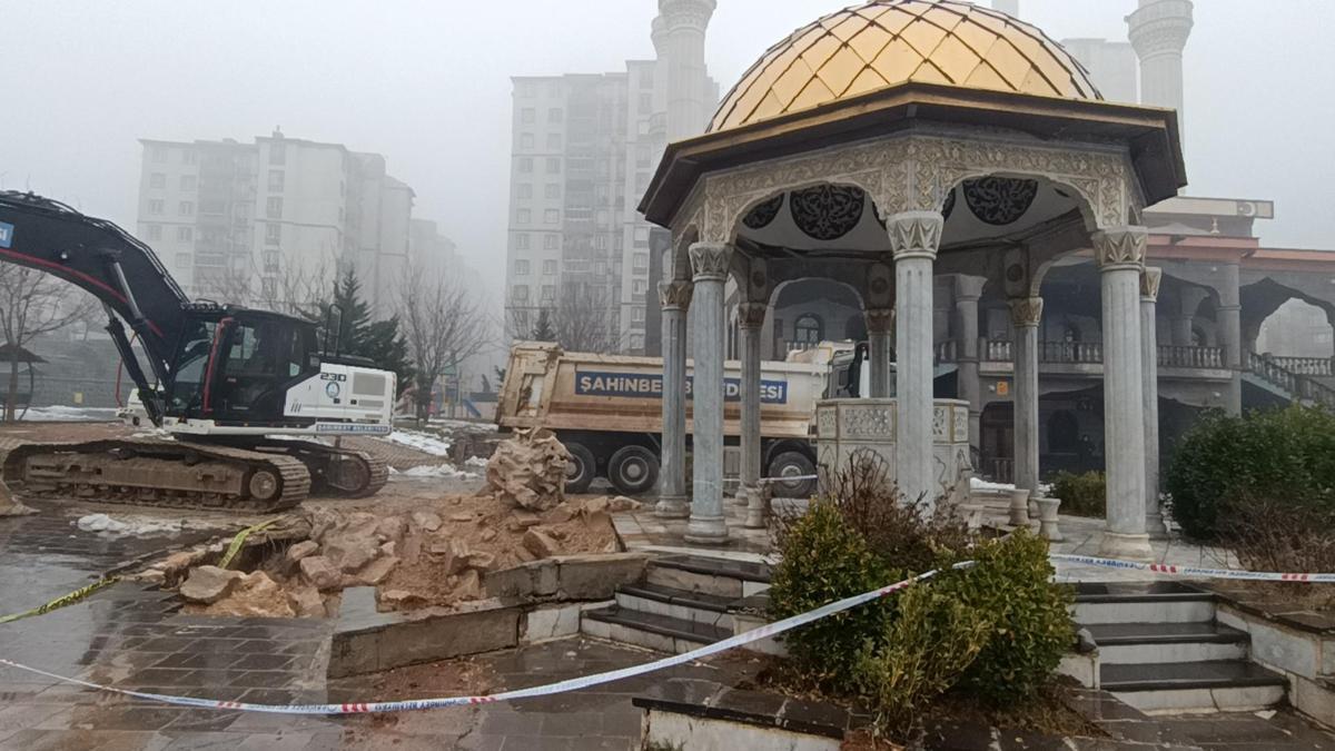 Korku dolu anlar: Gaziantep'te sağanak cami avlusunu çökertti