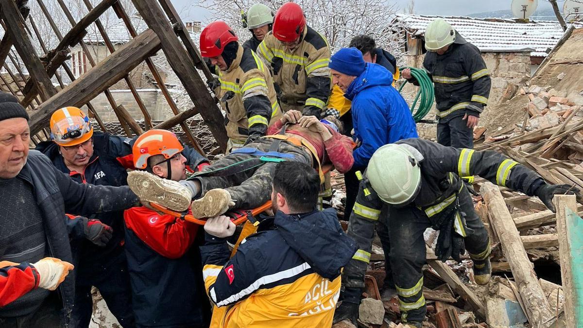 Kütahyada 2 katlı kerpiç ev çöktü; 1 yaralı
