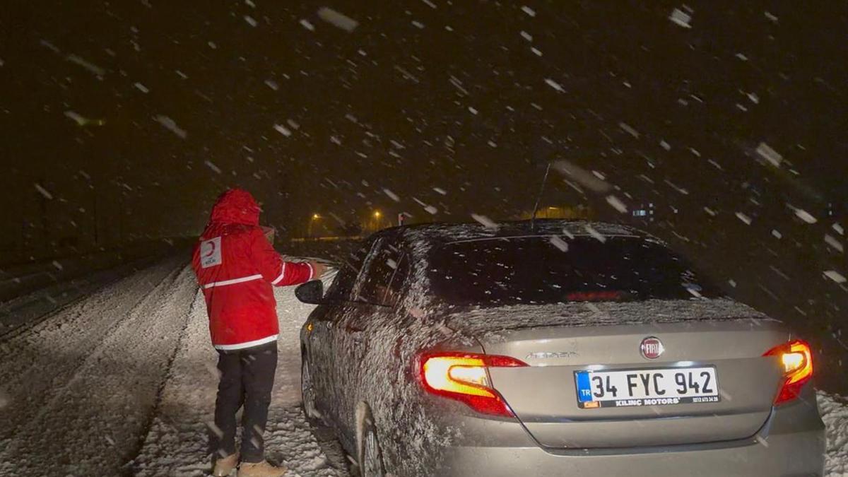 Muş- Bingöl karayolunda 80 araç karda mahsur kaldı; kentte eğitime 1 gün ara verildi