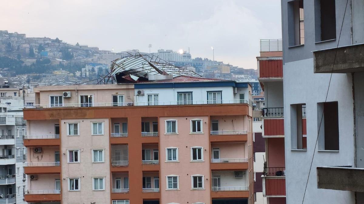 Mardin'de kuvvetli rüzgar 7 katlı binanın çatısını uçurdu