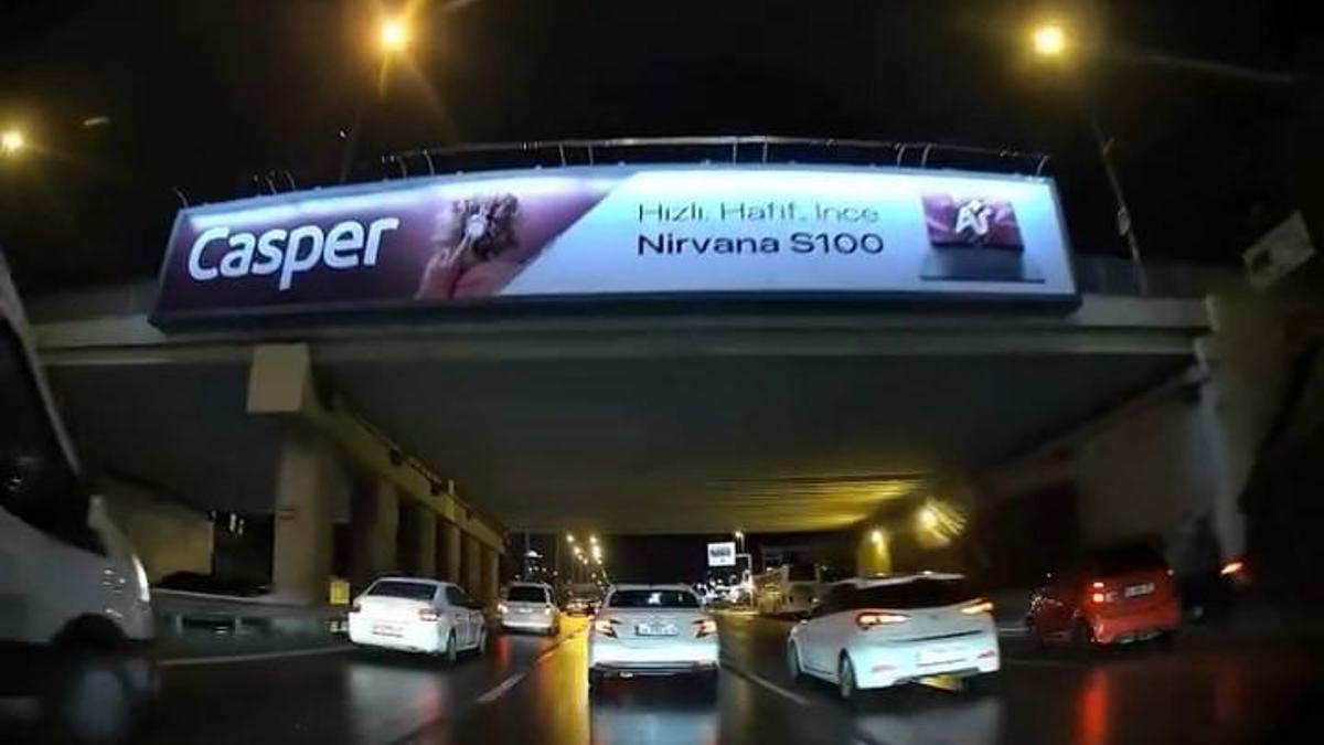 İstanbul - Maltepede otomobilin motosiklete çarptığı anlar kamerada