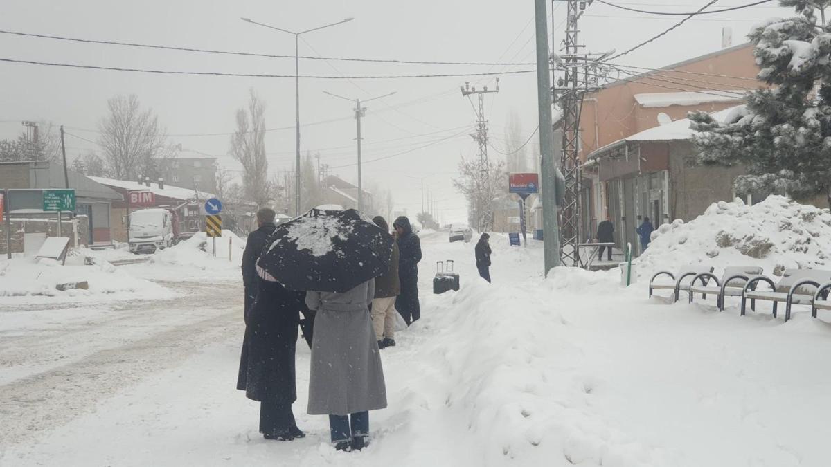 Van'da 90 yerleşim yerinin yolu kardan kapandı