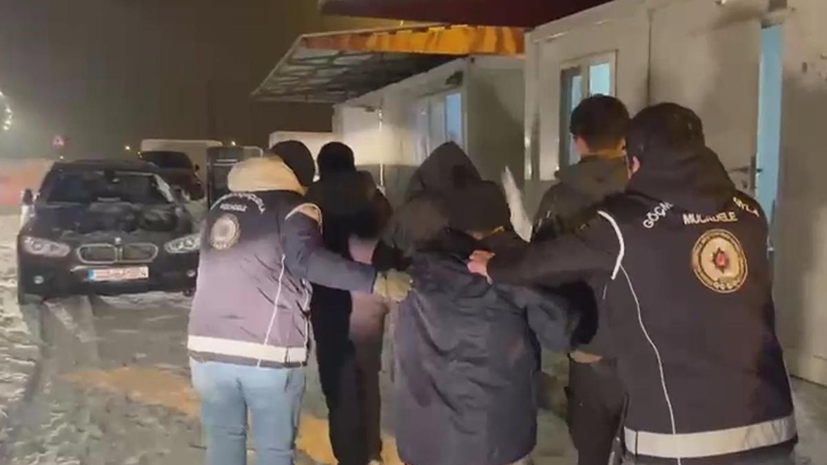 Saman balyalarının arasında 3 kaçak göçmen yakalandı