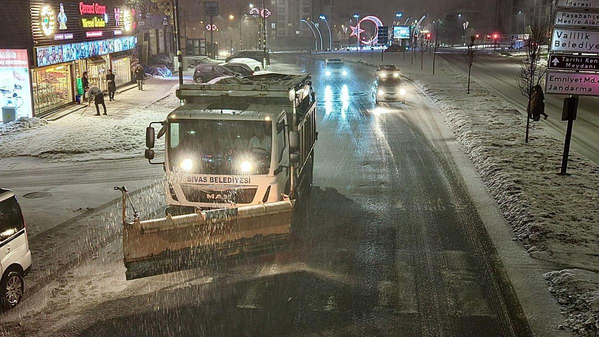 Sivas Belediyesi 778 personel ve 103 araçla karla mücadele ediyor