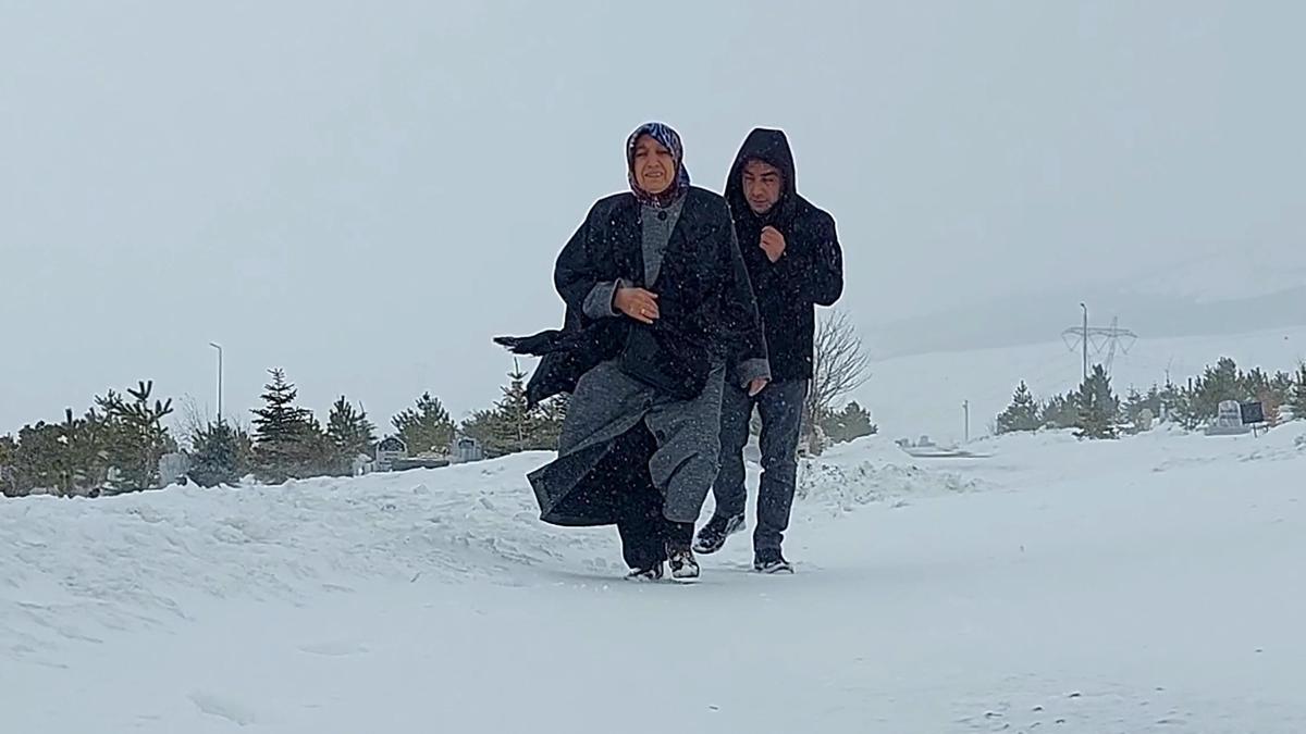 Doğu kar altında;  bin 561 yerleşim biriminin yolu kapandı