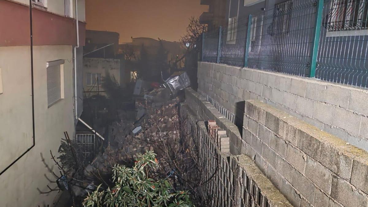 Kahramanmaraşta istinat duvarı yıkıldı; 1 apartman ve 3 ev boşaltıldı