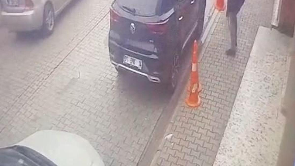 Çocuğunun eski öğretmenini darbedip, tabancayla ateş etti; o anlar kamerada