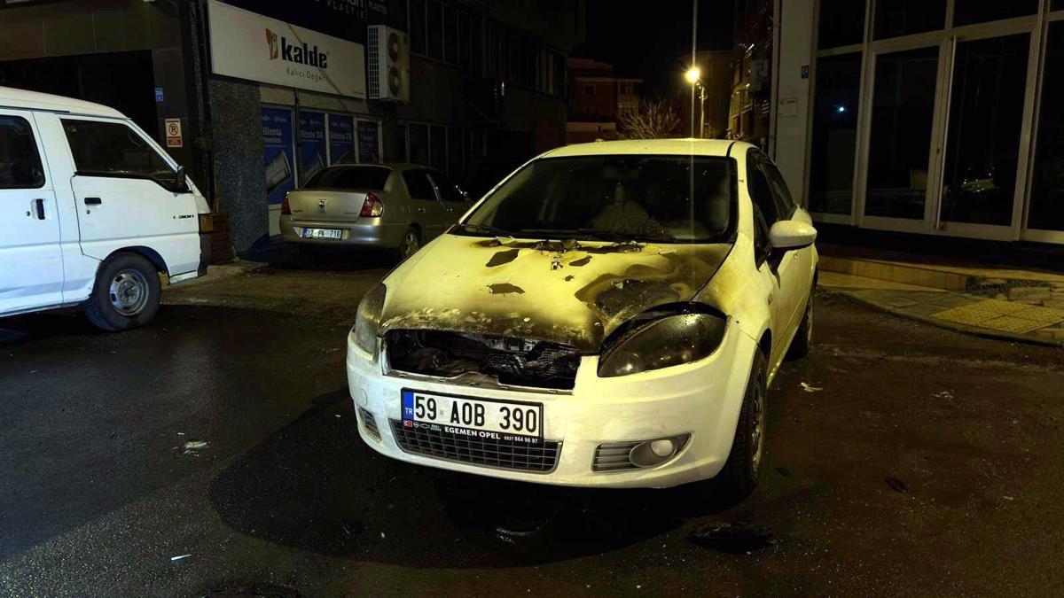 Çorluda park halindeki otomobilde yangın