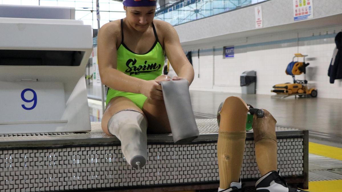 Depremde 2 bacağını ve babasını kaybeden Medine, yüzmeyle hayata tutundu