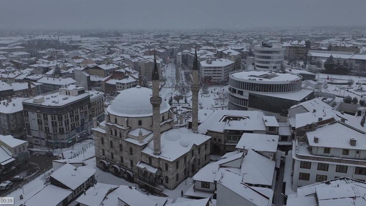 Karla kaplı Bolu kent merkezi, dronla görüntülendi