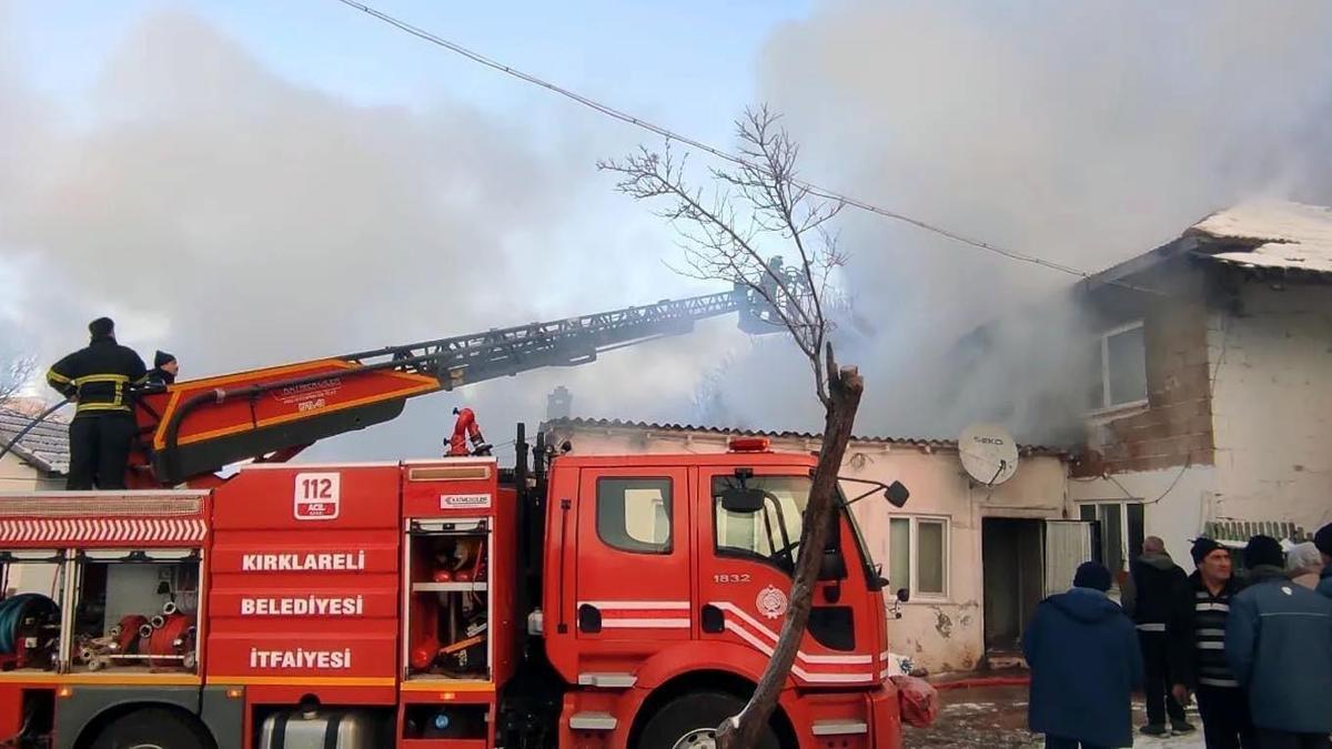 Köyde çıkan yangında 2 ev hasar gördü