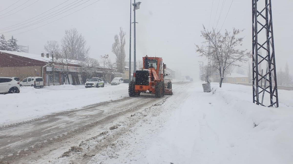 Van'ın 2 ilçesinde tüm okullarda, 2 ilçesinde de taşımalı eğitime kar engeli