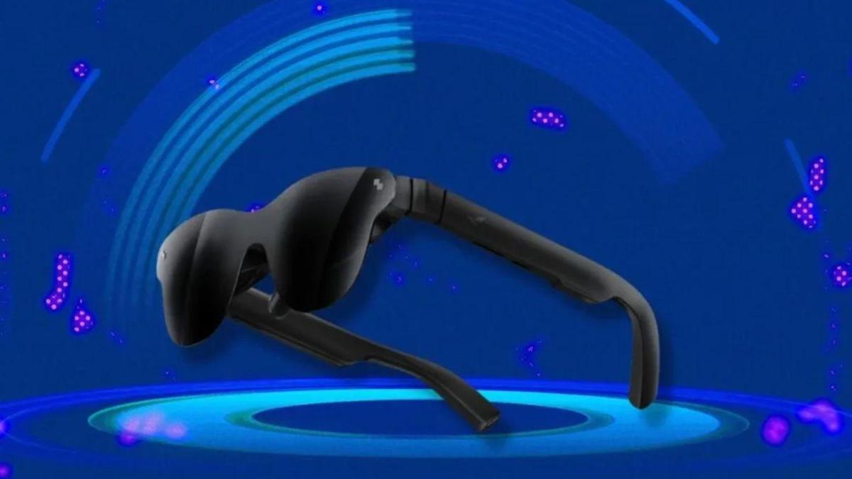 120 inç büyüklüğünde sanal bir ekran yansıtıyor