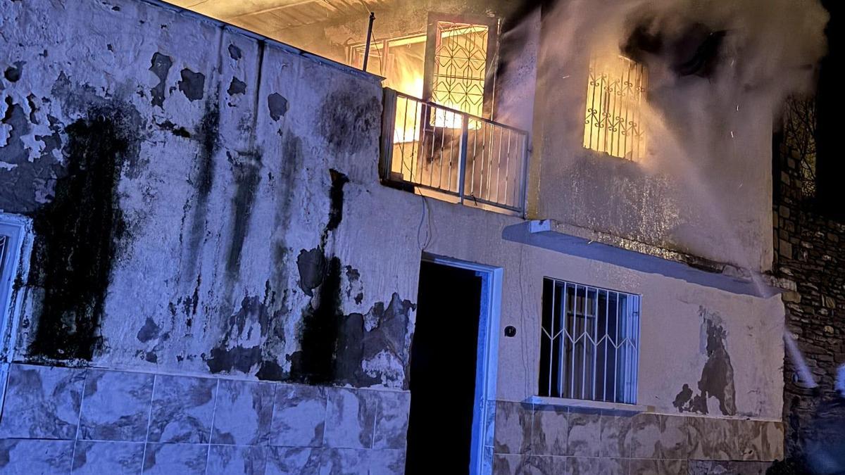 İzmirde 2 katlı evde yangın: 1 ölü