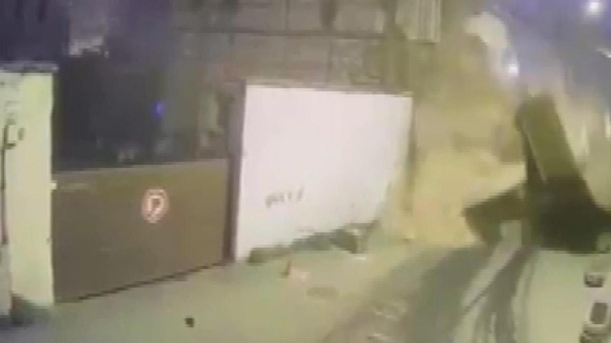 İstanbul - Beyoğlunda metruk binanın duvarı çöktü; o anlar kamerada