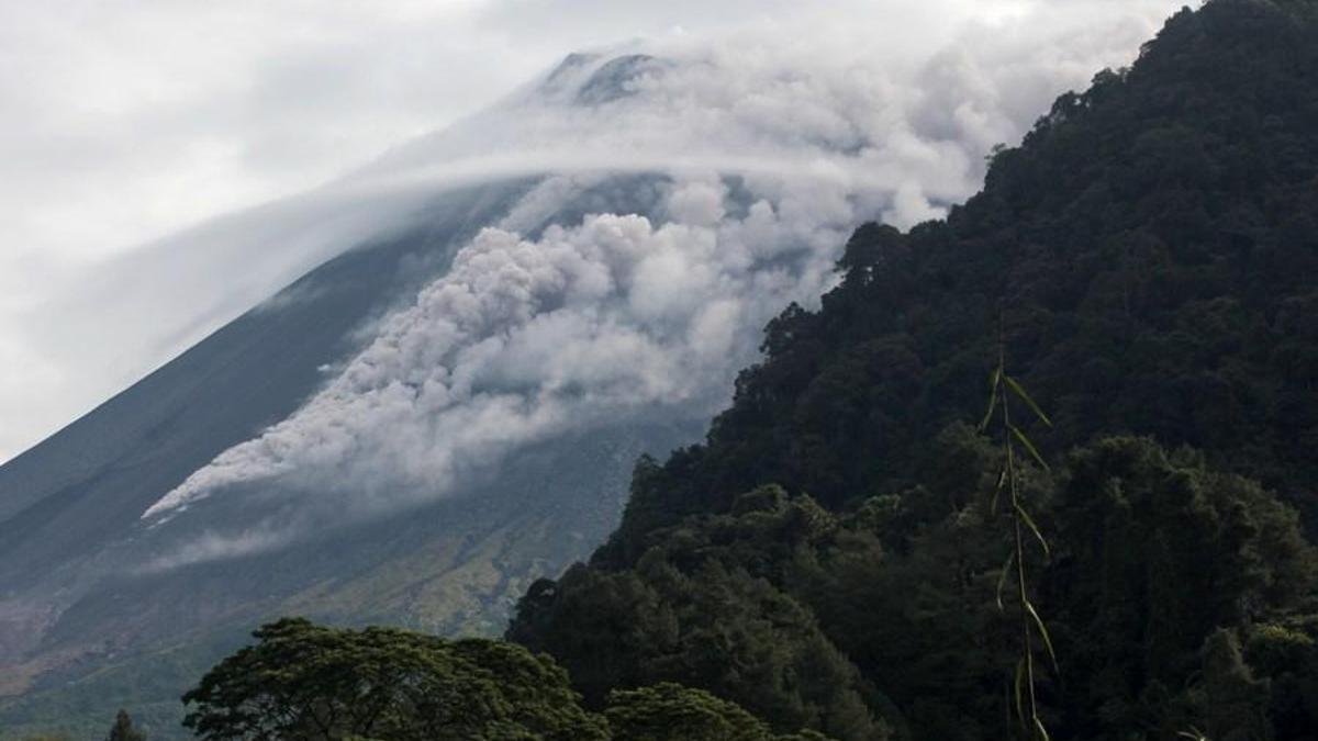 Marapi Yanardağı yeniden kül püskürttü: 3 kilometre uyarısı